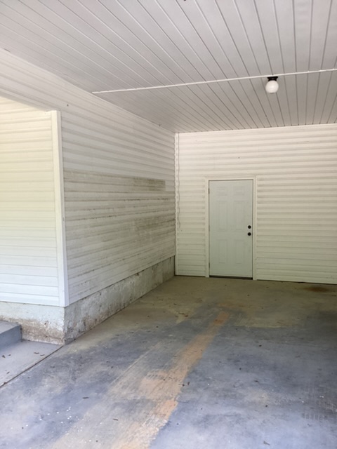 Organic Buildup Clean on Vinyl House Thumbnail